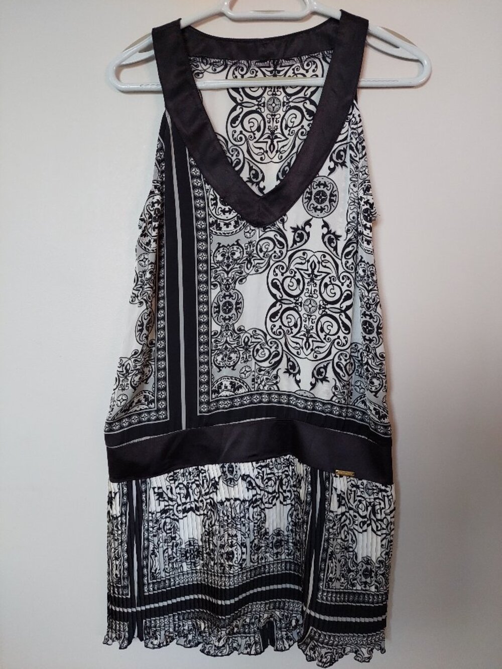 Rinascimento sleeveless V-neck mini dress black and white patterned hem Size M